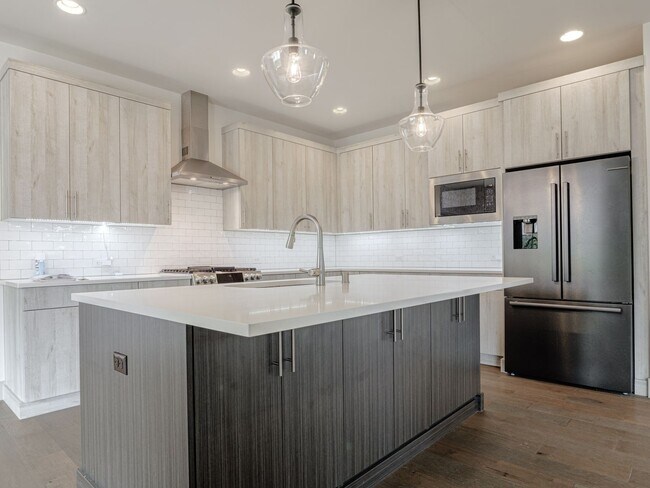 Building Photo - Stunning Ten Trails Home for Rent! 5 bedro...