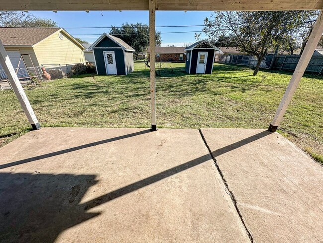 Building Photo - 3 Bedroom House in Hewitt - Midway ISD