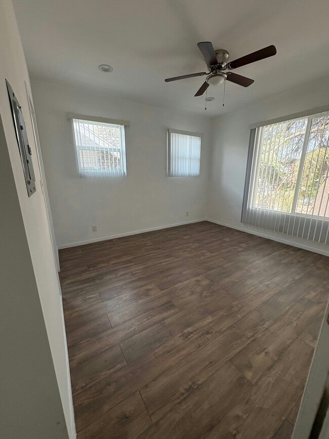Building Photo - 555 N La Cadena Dr