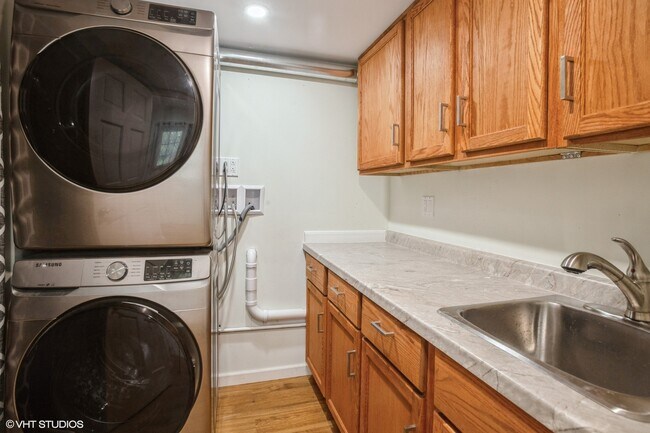 Building Photo - 1051 Rockport Dr