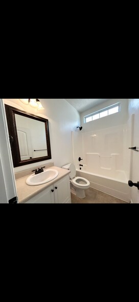 Building Photo - 897 Westlawn Dr