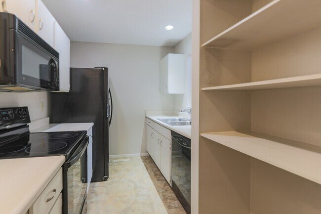 Building Photo - {10919} Quivera Falls Condo + Attached Two Car Garage + Maintenance Provided Community + Communit...