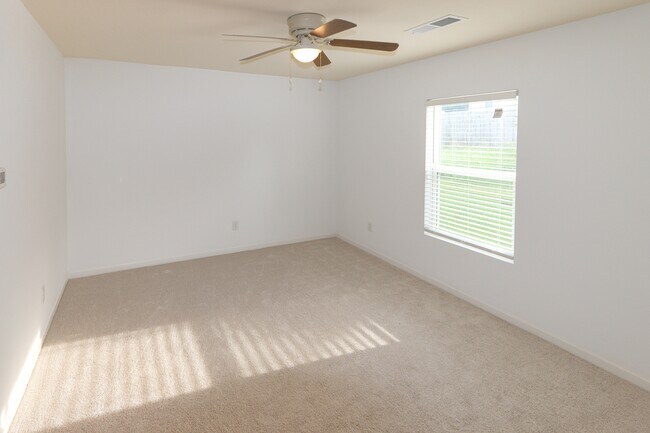 Building Photo - 31 Southfork Dr