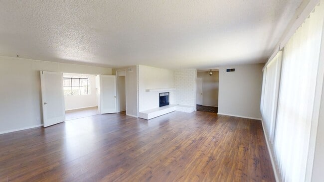 Building Photo - Spacious 4 bedroom 2.5  Bath Calimesa Home!