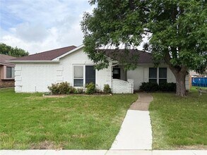 Building Photo - 351 Parkwood Ln