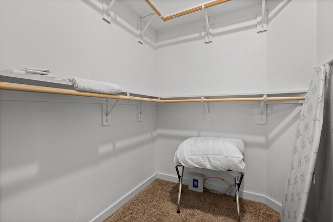 Building Photo - 2425 E Riverside Dr