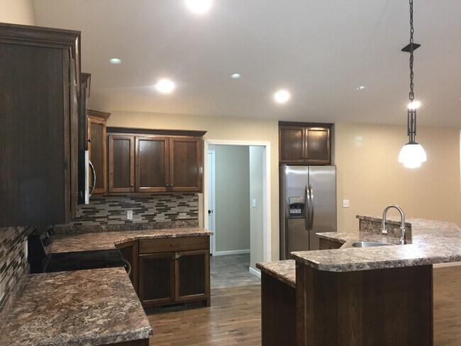 Building Photo - 4Bed/3Bath, House, Quiet Subdivision!