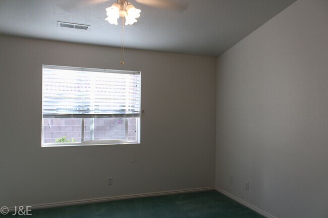 Building Photo - Cozy 2 Bed 2 Bath