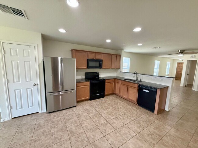 Building Photo - Beautiful 3 bedroom, 2.5 bathroom with an office in a prime New Braunfels location!