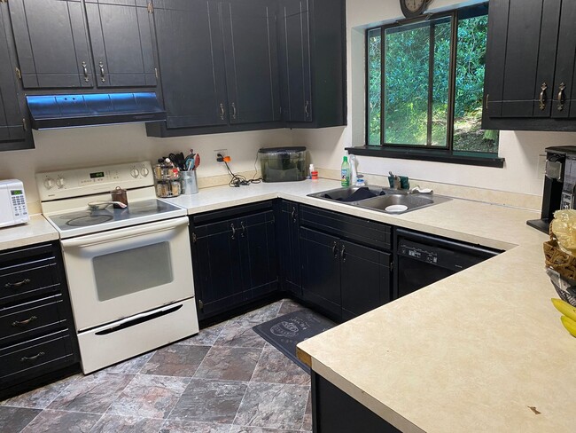 Building Photo - Stanwood Duplex