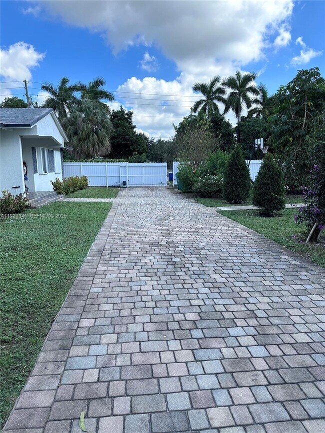 Building Photo - 15720 NW 44th Ct