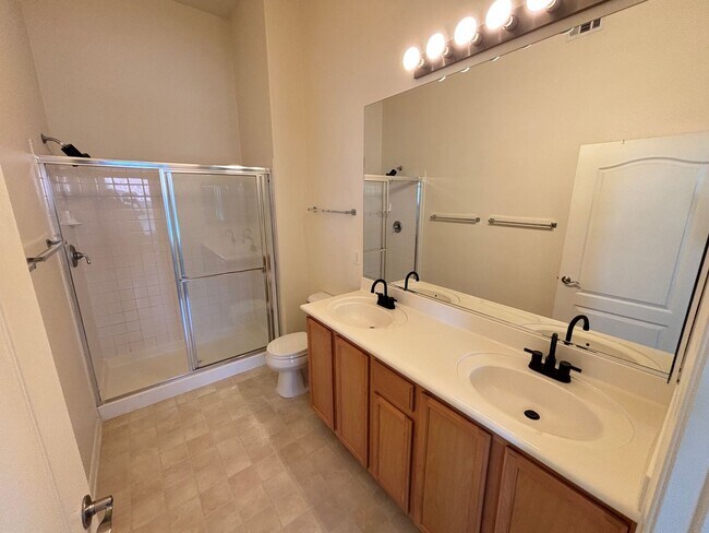 Building Photo - Beautiful 2Bed/2Bath Condo located in Henderson's Mission Ridge gated Community