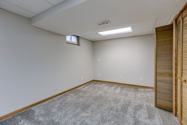 Building Photo - Updated Kitchen!