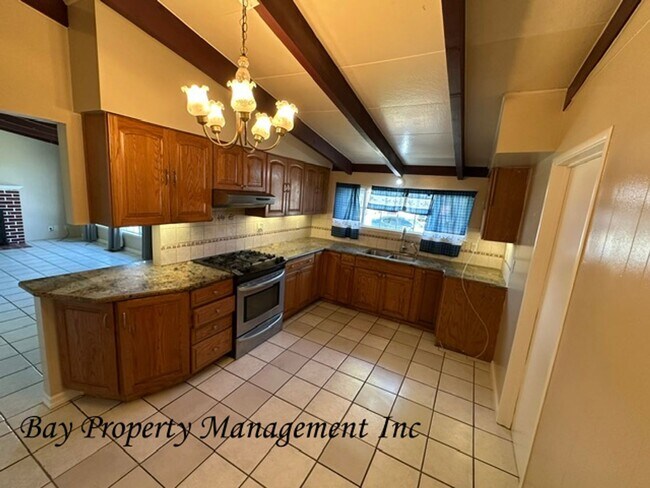 Building Photo - Lovely 3 bedroom 2 bath home with pets considered!