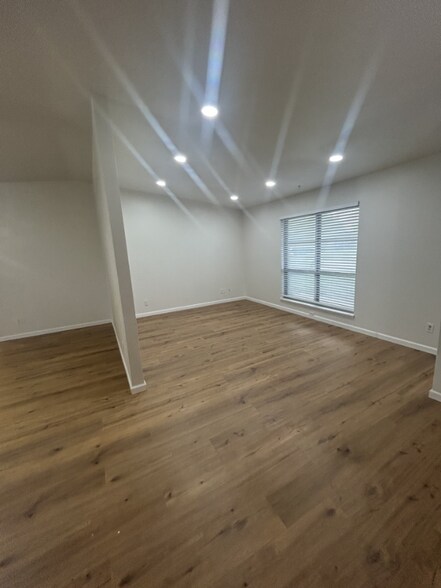 Building Photo - 713 Silverstone Dr