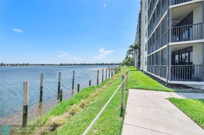 Building Photo - 105 Lake Emerald Dr