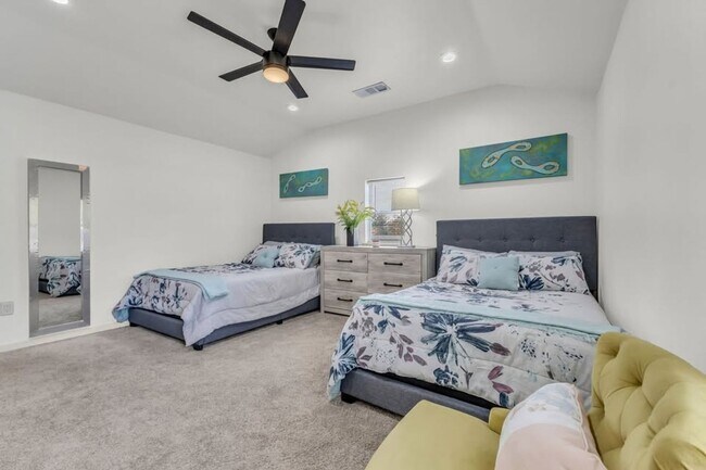 Building Photo - Stylish Furnished Home with Yard & All Bills Included