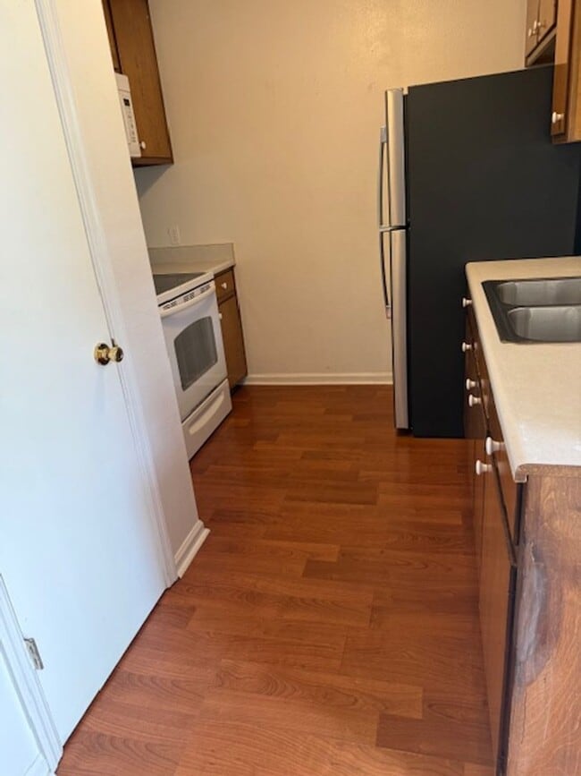 Building Photo - 2 Bedroom 1 Bath Duplex