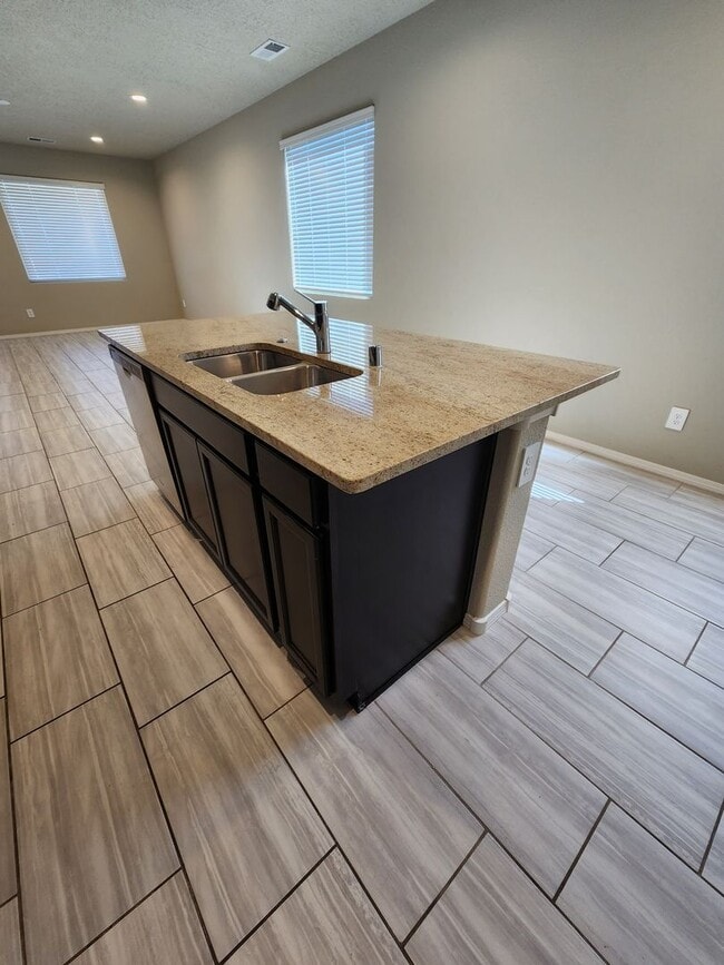 Building Photo - Beautiful 3br 2ba in the South Valley!