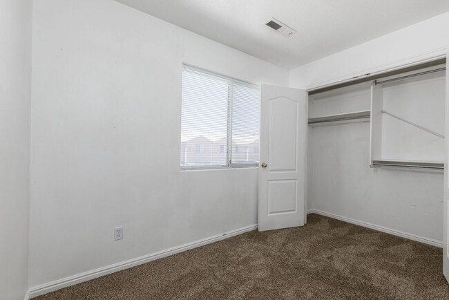 Building Photo - Spacious 3-Bedroom, 2.5-Bath Parkside Townhome