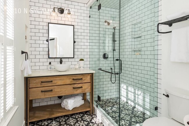 Building Photo - 2010 N Sycamore Ave