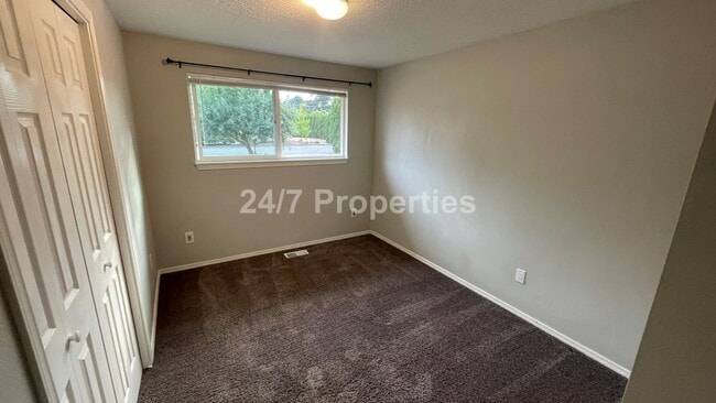 Building Photo - 3 BD | 2 BA Single-Level Home on Sprawling...