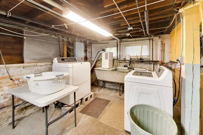 Building Photo - 2624 Thayer St