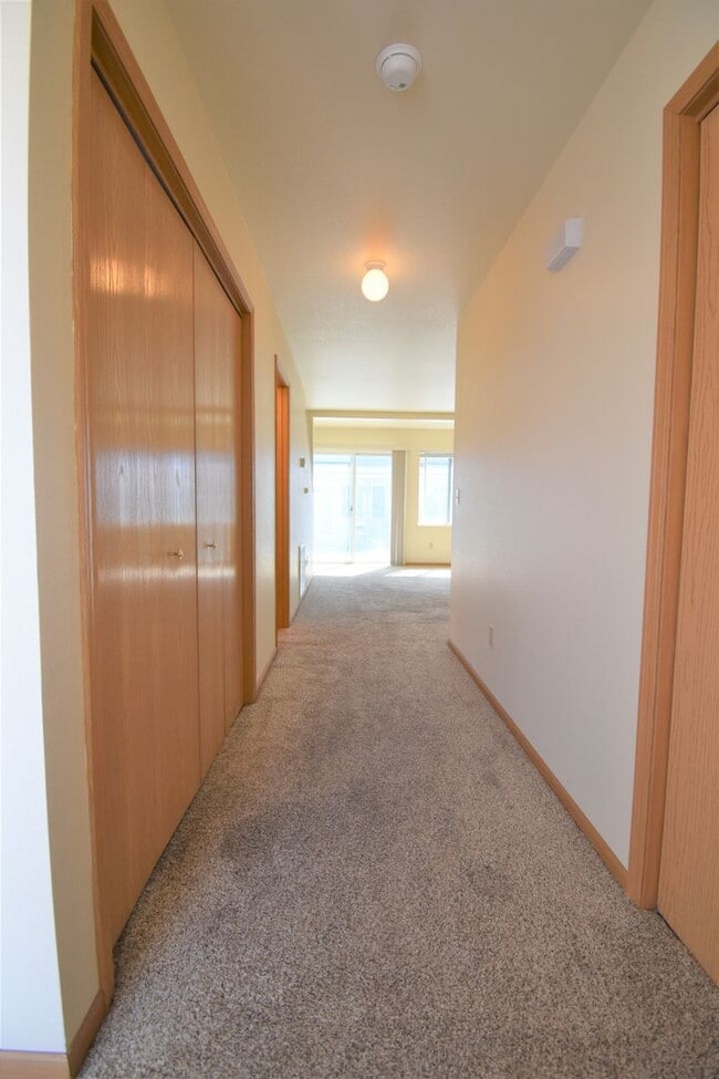 Building Photo - Townhouse style 2bed 1.5bath with attached garage