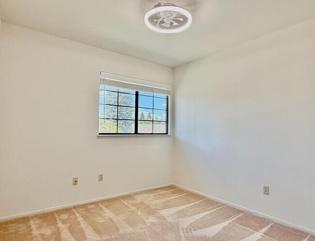 Building Photo - 102 Davis Ct