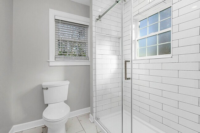 Building Photo - 4044 Dinglewood Ave