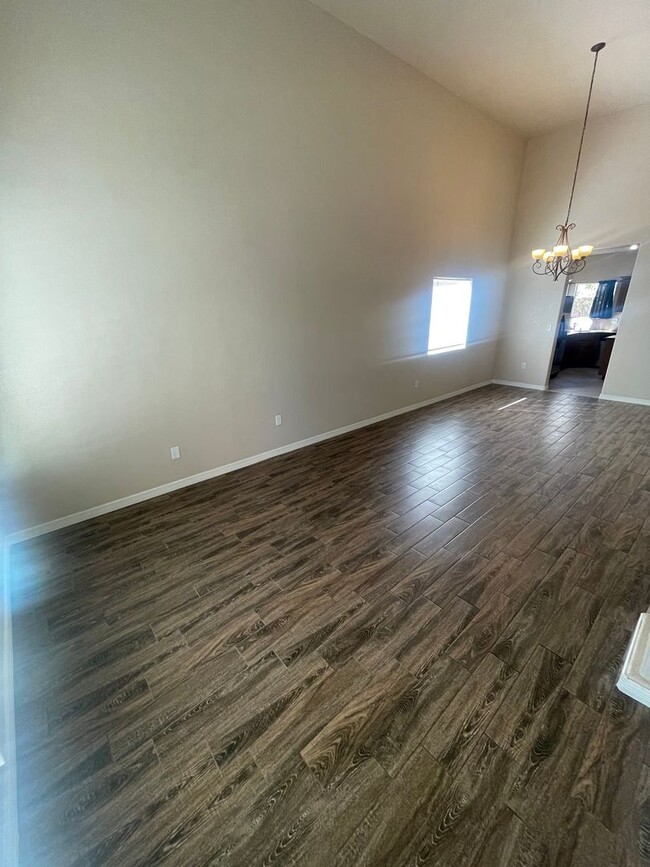 Building Photo - Lovely Spacious 4 Bedroom Home w/office sp...