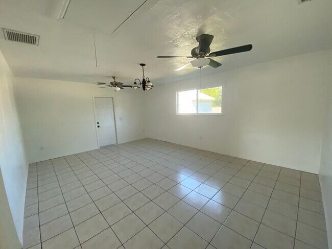 Building Photo - FULLY RENOVATED and spacious 4-bedroom, 2-...