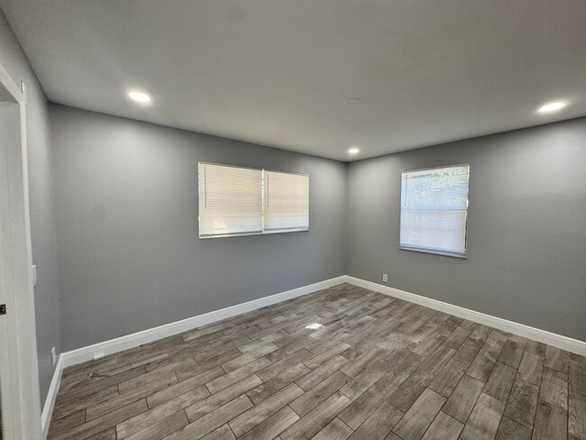 Building Photo - 919 Laurel Dr