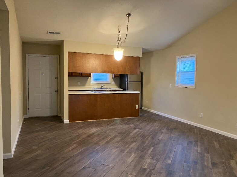 Building Photo - 800 Deer Haven Ct