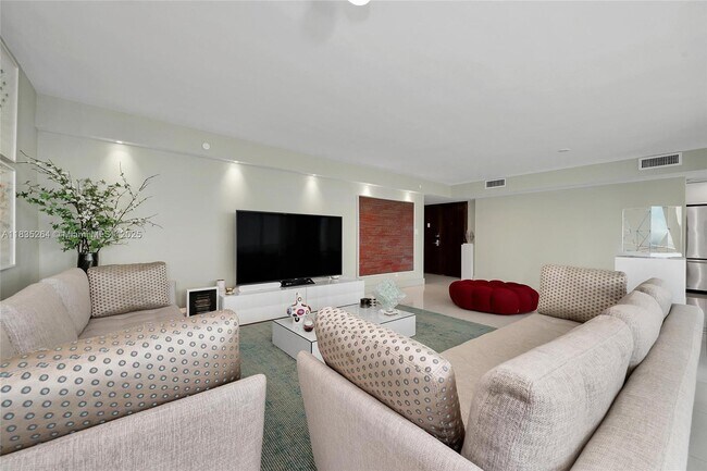 Building Photo - 607 Ocean Dr