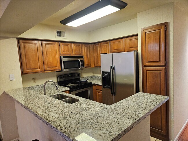 Building Photo - 2425 Holly Hall St