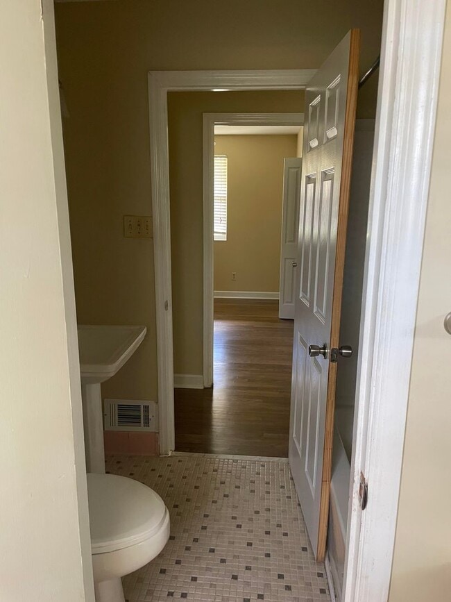 Building Photo - Charming Three Bedroom Brick Ranch in Colu...
