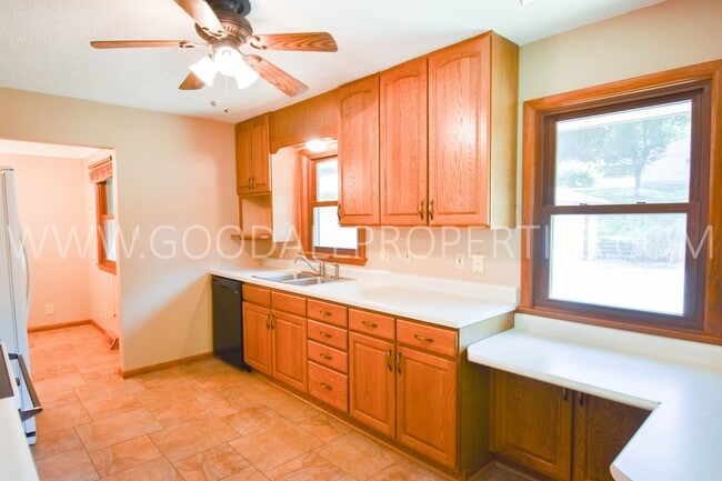 Building Photo - Charming 3 Bedroom, 2.5 Bath Ranch Style H...