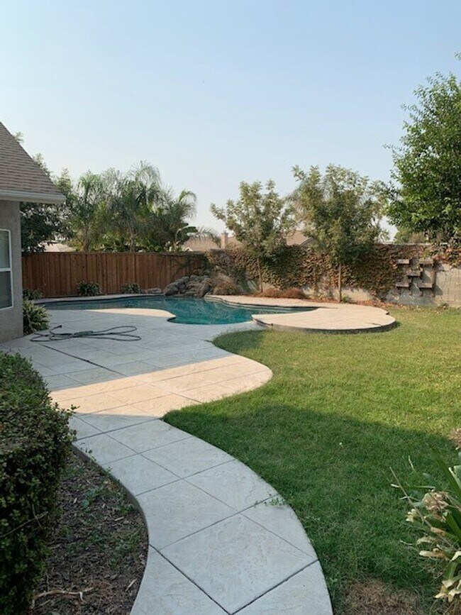 Building Photo - 5 Bedroom 3 Bath Home Available NOW!