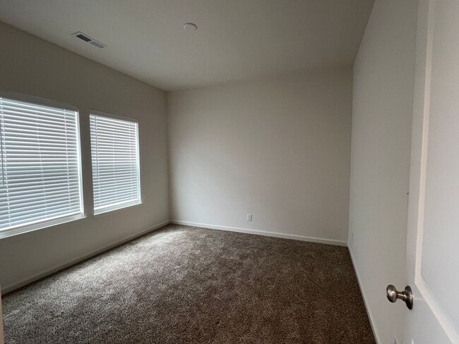 Building Photo - Almost new 3B2B plus den+fenced yard
