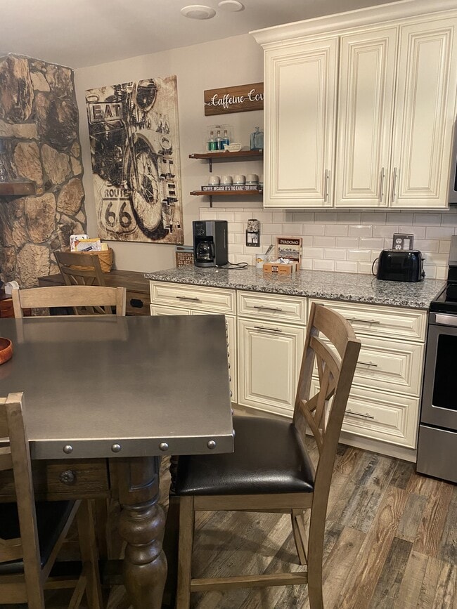 Building Photo - 611 Lazy Days Rd