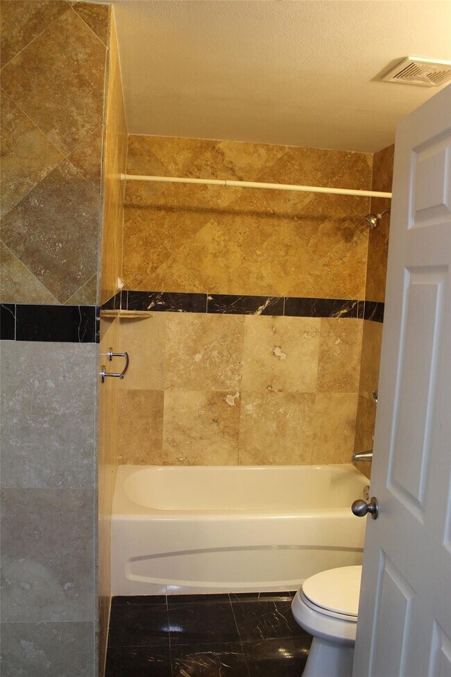 Building Photo - 533 NE 3rd Ave