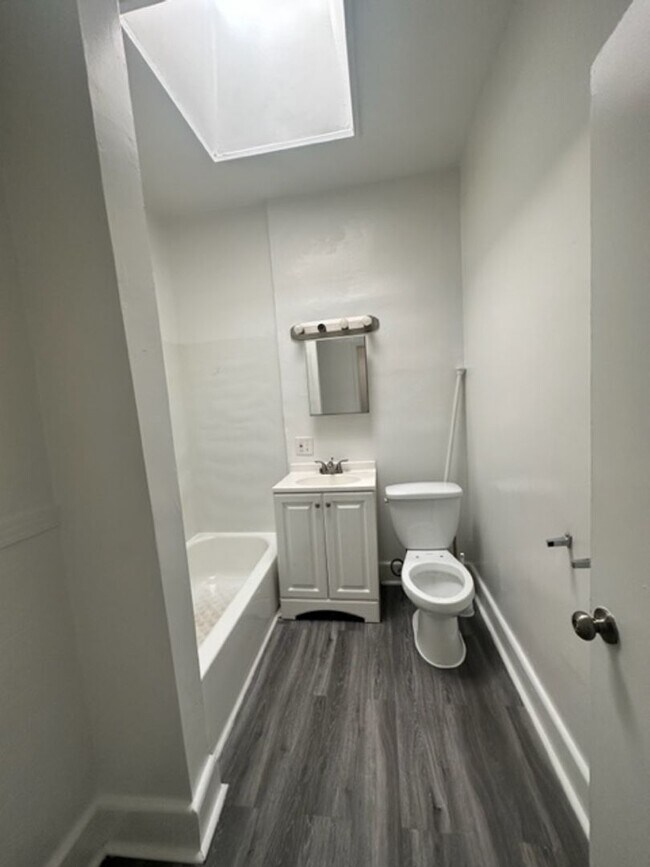 Building Photo - 1 Bedroom & Den 3659 Cottage Ave