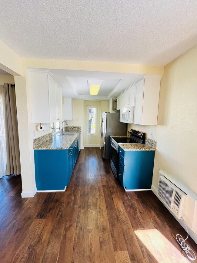 Building Photo - $2,695 - 2 Bed 2 Bath updated Condo in Del Cerro