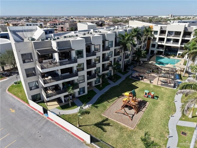 Building Photo - 38 Travis St