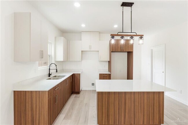 Building Photo - 2312 Corales St