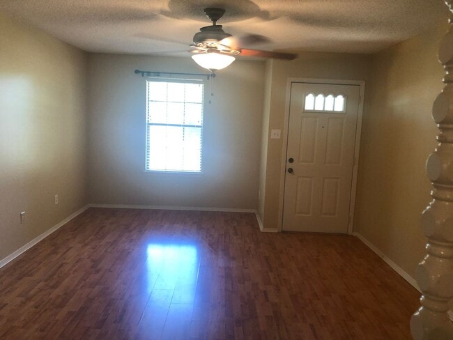 Building Photo - 2 Bedroom Single Family