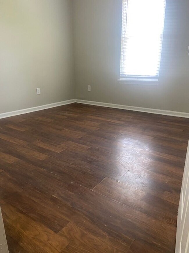 Building Photo - Spacious Town-home!
