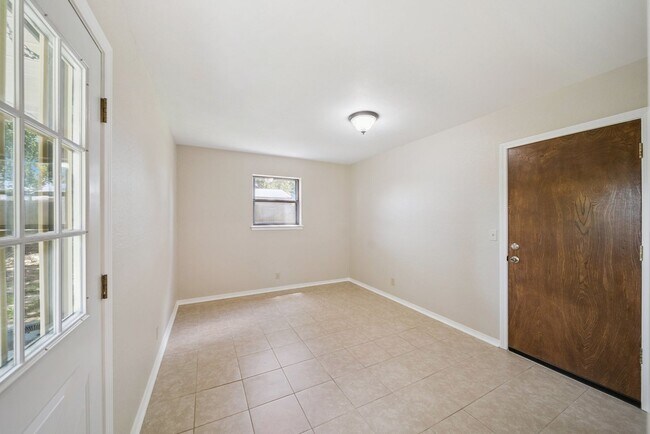 Building Photo - Spacious Single Story 4 Room Home + Sunroo...