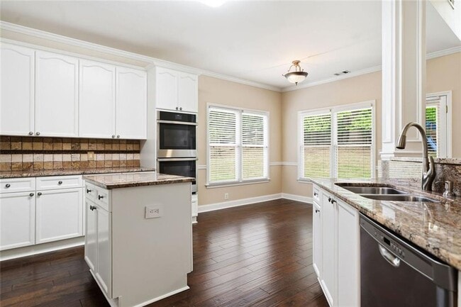 Building Photo - 2058 Woodside Park Dr